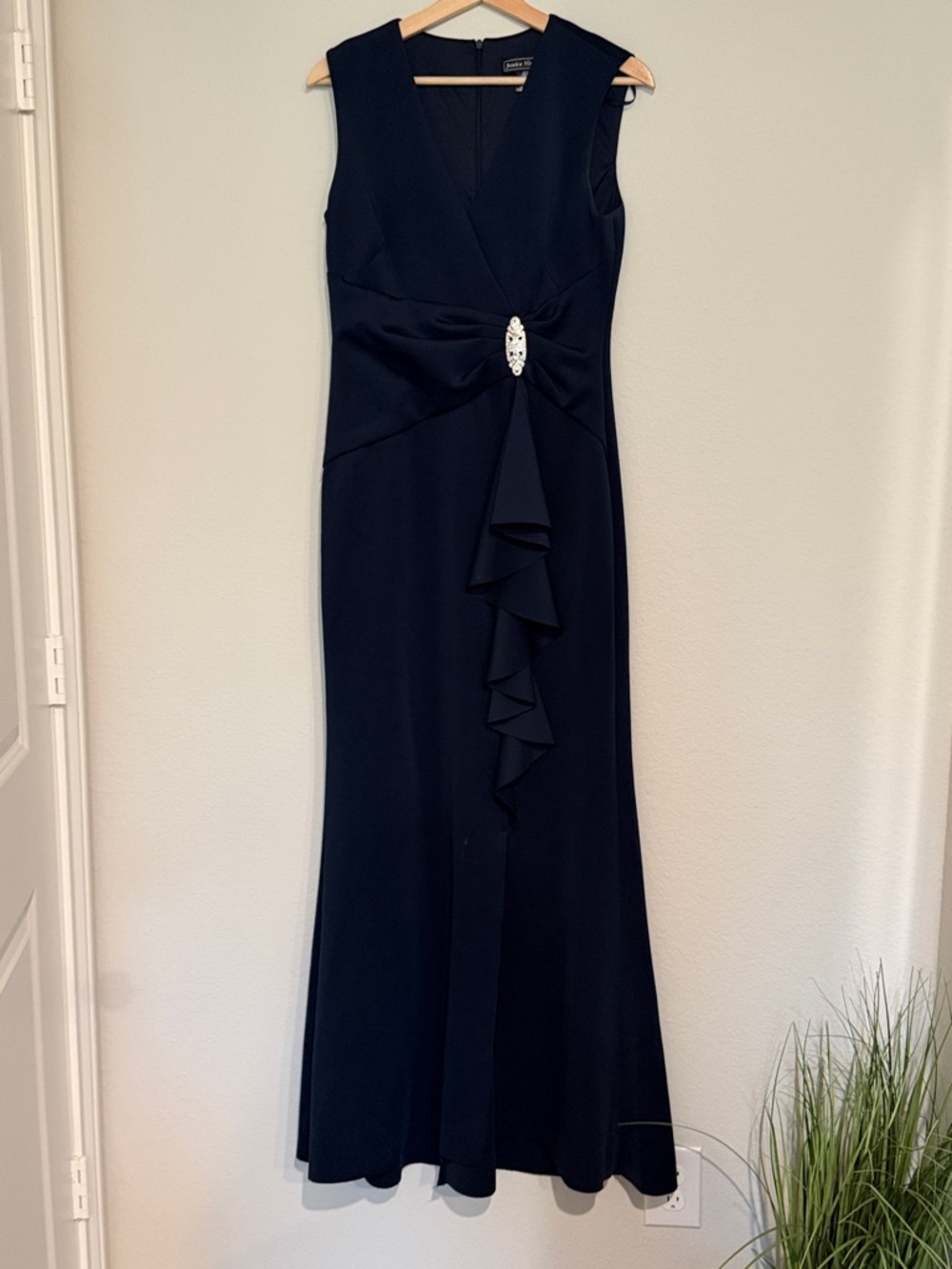 Jessica Howard Black Sleeveless V-Neck Maxi Dress with Center Brooch